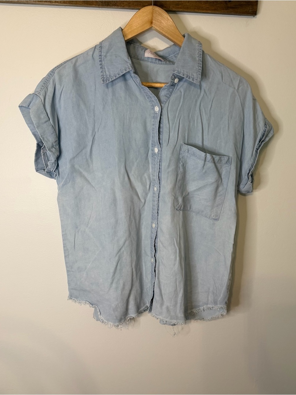 Pink Lily Women’s Small Light Blue Tencel Chambray Button Down Shirt Raw Hem